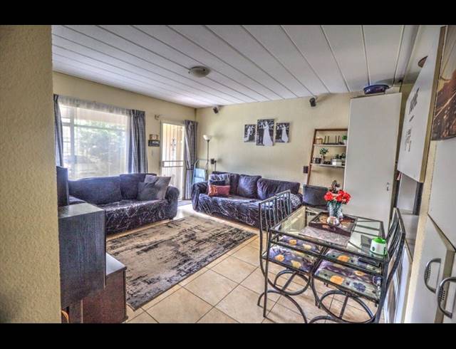 2 BEDROOM APARTMENT BLOCK FOR SALE IN KEMPTON PARK EXT 4